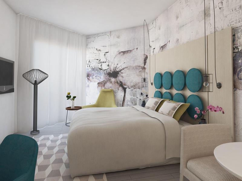 Modernes Schlafzimmer mit großem Bett, abstrakter Wandgestaltung und blauen Polstern am Kopfteil.