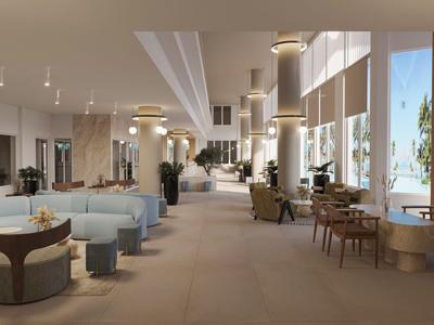 Moderní hotelová restaurace s velkými okny, pohodlným sezením a světlým interiérem.