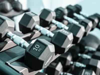 Řada desetikilových hexagonálních činek v posilovně.