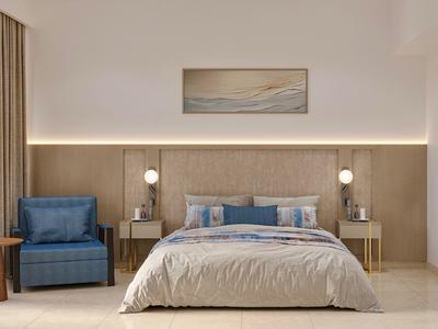 Moderne slaapkamer met groot bed, blauwe fauteuil en zachte verlichting.