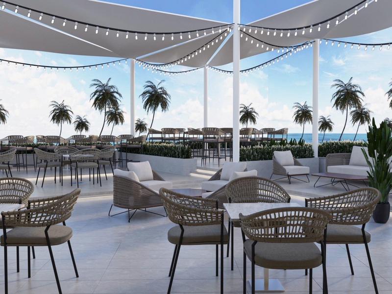 Moderne buitensetting met tafels, stoelen en palmbomen onder zonneschermen.