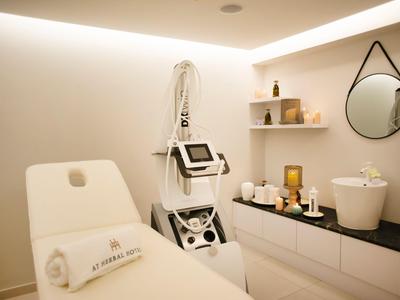 Stanza spa moderna con poltrona per trattamenti e macchina a muro.