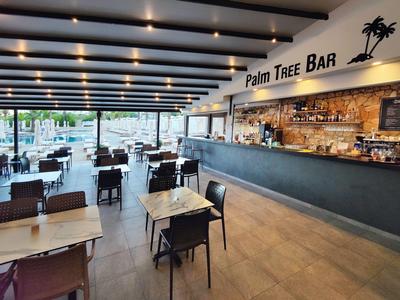 Moderner Innenbereich einer Hotelbar mit gemütlichen Sitzgelegenheiten und großem Tresen.