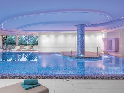 Ein stilvolles Hallenbad mit modernem Design und entspannter Atmosphäre in einem Hotel.