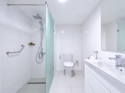 Světlá, moderní koupelna se sprchou, toaletou a dvojumyvadlem