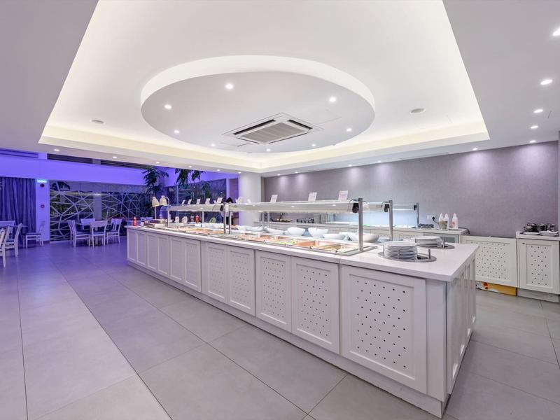 Moderner Buffetbereich in hellem Raum mit großzügigem Essensangebot und stilvoller Beleuchtung.