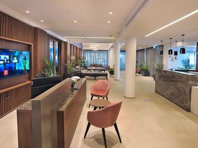 Modern eingerichtete Hotellobby mit Sitzbereich und Rezeption