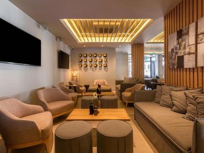 Modern eingerichteter Hotel-Lounge-Bereich mit Sofas, Sesseln und warmem Licht.