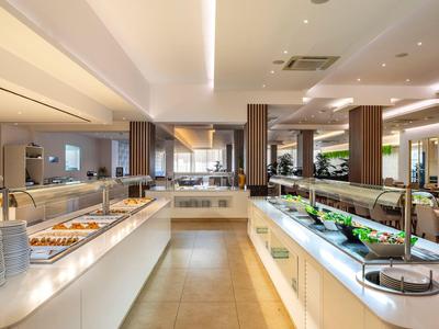 Moderner Hotelbuffetbereich mit warmen und kalten Speisen auf langen Tresen.