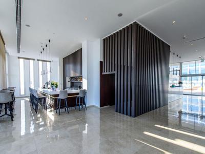 Heller Hotelraum mit poliertem Boden, moderner Möblierung und großen Fenstern.