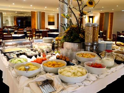 Buffet avec différents bols de fruits et céréales dans un restaurant d'hôtel