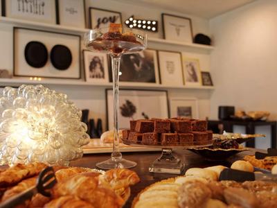 Varie paste esposte su un buffet in una stanza accogliente con pareti decorate.