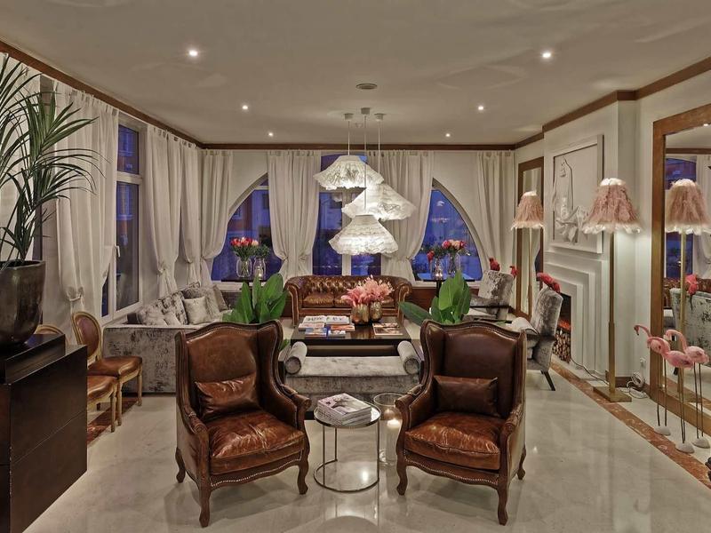 Soggiorno arredato con mobili classici e illuminazione decorativa.