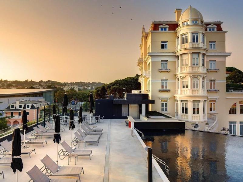 Hotel di lusso con terrazza sul tetto e vista panoramica al tramonto