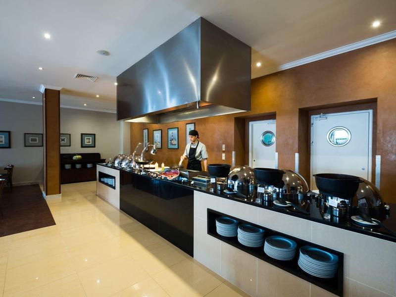 Elegantní bufet v hotelové restauraci s moderním osvětlením.