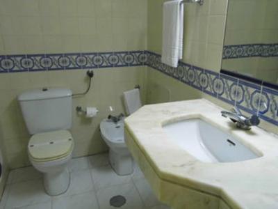 Bagno pulito con wc, bidet, lavabo e asciugamani.