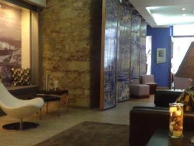 Zona lounge moderna con poltrone comode e illuminazione calda.