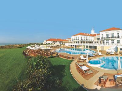 Obiekt hotelowy z basenem na zewnątrz, tarasem słonecznym i widokiem na rozległe zielone tereny.