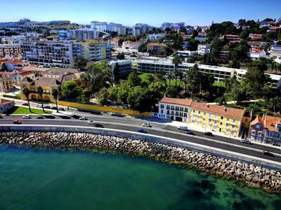 Městský výhled s cestou u pobřeží a budovami podél pobřeží za denního světla.