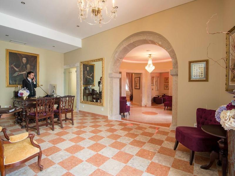 Elegantní hotelová hala s klasickým nábytkem a elegantní atmosférou.