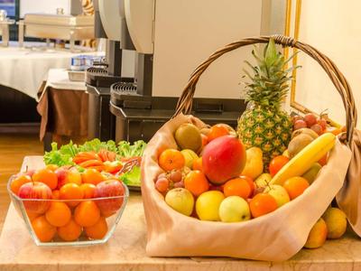 Cesto e ciotola pieni di frutta fresca su un tavolo in un ristorante o hotel.