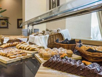 Variedad de panes y bollería en buffet de restaurante de hotel.