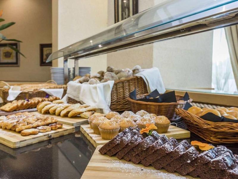 Variedad de panes y bollería en buffet de restaurante de hotel.