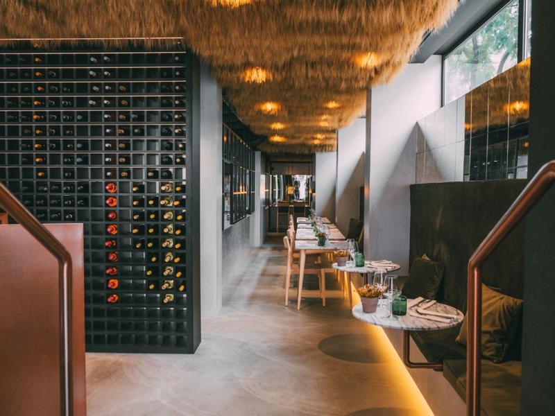 Ristorante moderno dell'hotel con tavoli apparecchiati e illuminazione decorativa al soffitto