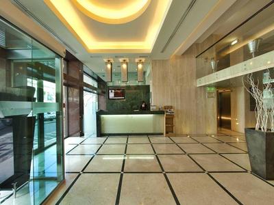 Moderner Hotellobby-Empfang mit elegantem Beleuchtungssystem und Glaswänden