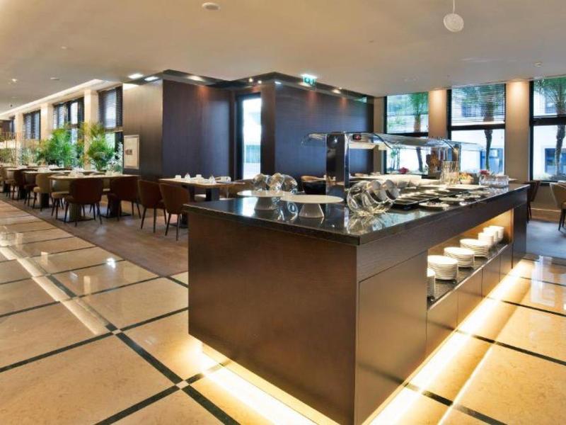 Ristorante d'hotel moderno e elegante con illuminazione raffinata e posti a sedere.