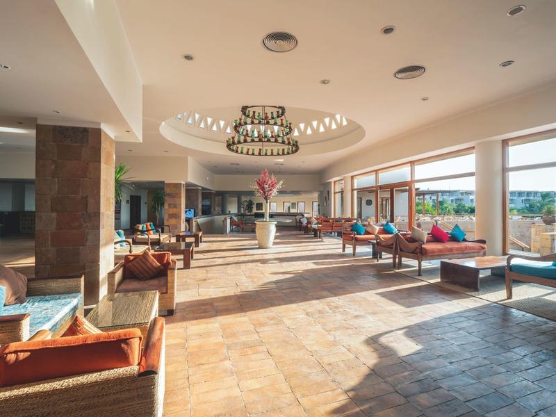 Großer moderner Hotellobby mit viel natürlichem Licht und komfortablen Sitzgelegenheiten.