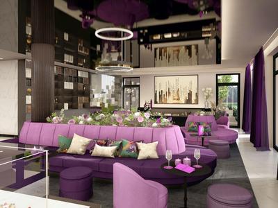 Modernes Hotelinterieur mit lila Sofas, stilvoller Beleuchtung und großer Fensterfront.
