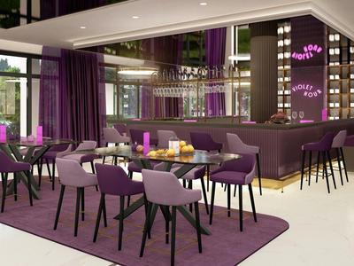 Moderne Bar mit violetten Stühlen, Teppich, Spiegeln und eleganter Beleuchtung im Innenraum.