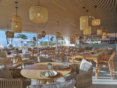 Ristorante moderno con interno in legno e vista mare in un hotel.