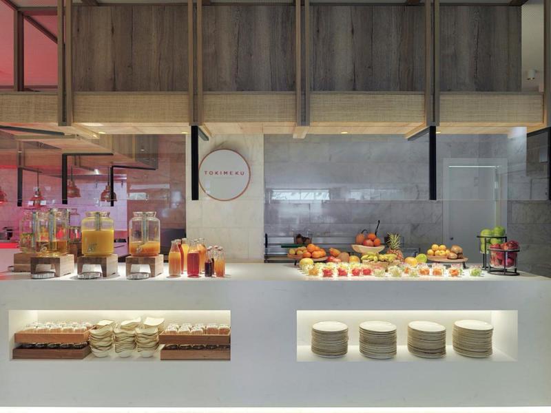 Buffet misto con succhi, frutta e altri piatti in un ristorante moderno