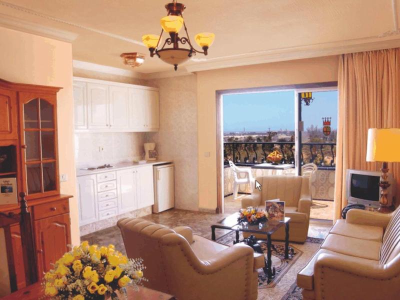 Soggiorno luminoso con divani comodi e accesso al balcone con vista