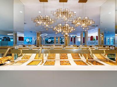 Buffet elegante con piatti assortiti in un ristorante di hotel moderno.