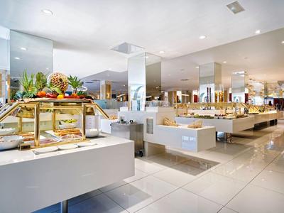 Buffet moderno e luminoso con una varietà di piatti in uno spazio ampio e pulito.