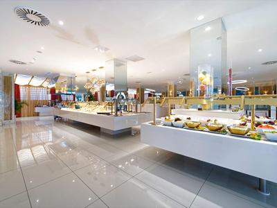 Buffet moderno e luminoso con ampia selezione di piatti self-service.