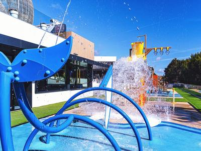 Nowoczesny kemping z niebieską atrakcją wodną i fontanną pod czystym niebem