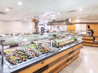 Buffet con piatti freschi e vari in un ristorante di hotel moderno.