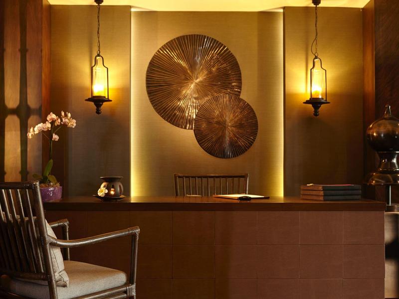 Elegante banco della hall dell'hotel con illuminazione calda e decorazioni.