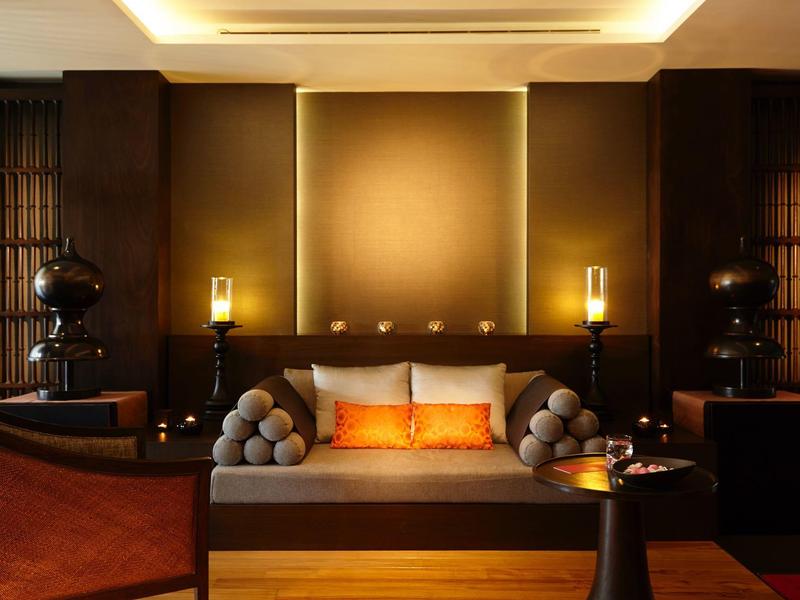 Camera da letto di lusso con design elegante e illuminazione calda e soffusa.