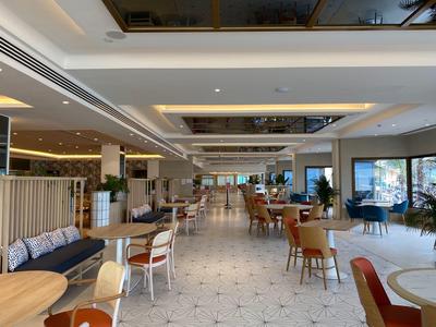 Lobby d'hôtel moderne et lumineuse avec sièges et grandes fenêtres