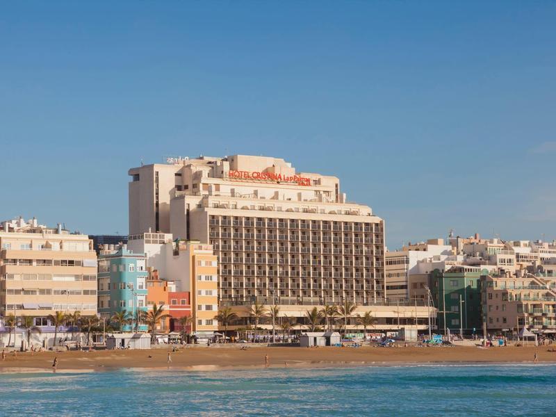 Salle de bain moderne avec baignoire, douche, deux lavabos et vue sur des toilettes séparées.