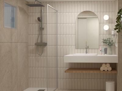 Helles Badezimmer mit beiger Fliese, Glas-Dusche, Waschtisch, Spiegel und Pflanzen an der Wand.