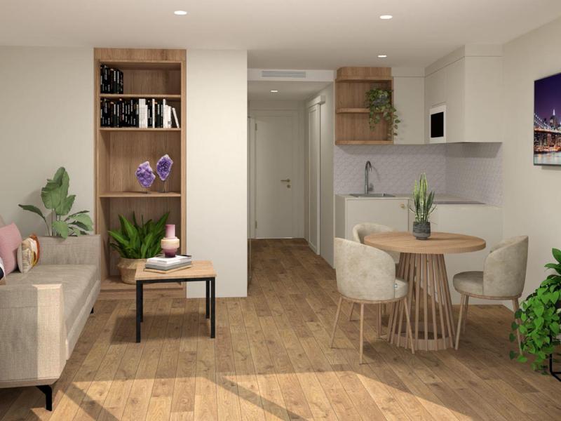 Helles Wohnzimmer mit Holzfußboden, beige Möbel, Pflanzen und hellem Esstisch mit Stühlen.