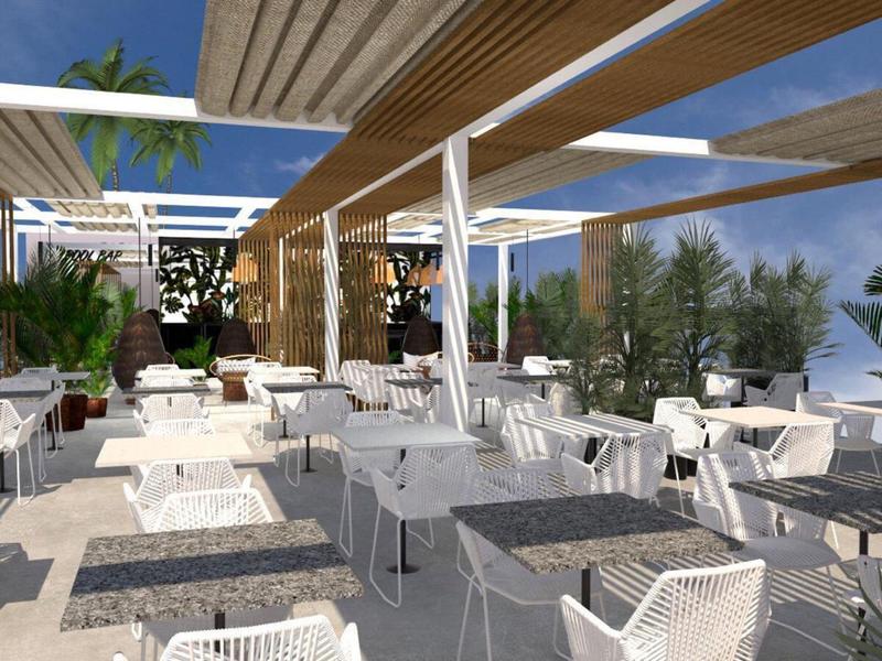 Offene Terrasse mit weißen Tischen, Stühlen, Holzdecke und Pflanzen bei Sonnenschein.