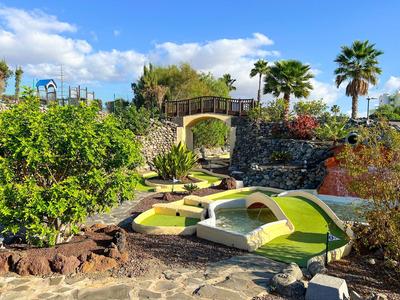 Giardino verde con piccole barche e sentiero di pietra con sole nel giardino dell'hotel.