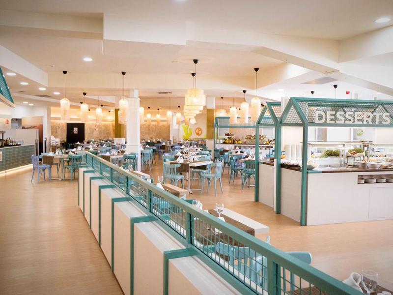 Buffet moderno e spazioso in una luminosa sala da pranzo dell'hotel.